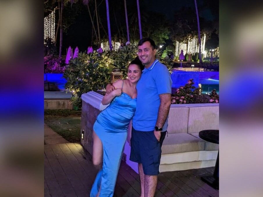  نیوی افسر شوہر کے ساتھ اداکارہ کو دیکھ کر سبھی سوشل میڈیا یوزرس شردھا آریہ کو ان کے بڑھے ہوئے وزن کو لے کر ٹرول کررہے ہیں اور انہیں جم جوائن کرنے کا مشورہ دے رہے ہیں ۔ (Photo Source- shraddha arya Instagram)