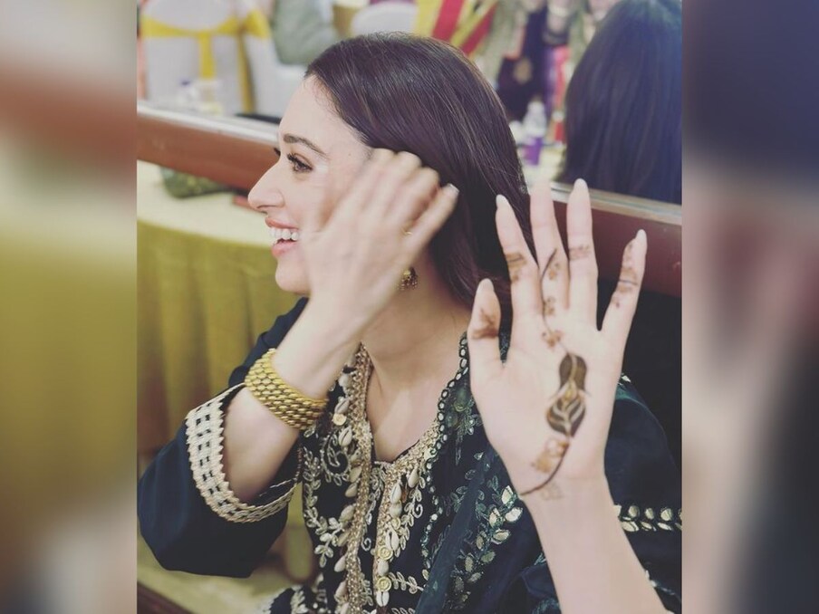  تمنا نے اپنی نو کسنگ پالیسی No Kissing Policy کو توڑنے کے بارے میں کہا، 'میں وجے دیوراکونڈا کو کس کرنا چاہوں گی۔' جب انہوں نے یہ کہا تو پروگرام کے سیٹ پر موجود سبھی نے تالیاں بجائیں کیونکہ وجے کا شمار ٹالی ووڈ اور بالی ووڈ کے سب سے مشہور لوگوں میں ہوتا ہے۔ آپ کو بتاتے چلیں کہ اس شو کے ایک ایپی سوڈ میں سمانتھا نے وجے دیوراکونڈا کی ٹانگ کھینچتے ہوئے کہا تھا کہ انہوں نے انڈسٹری کی تمام ٹاپ اداکاراؤں کو بوسہ دیا ہے۔