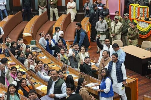آپ AAP دسمبر کے انتخابات میں واضح فاتح کے طور پر ابھری تھی