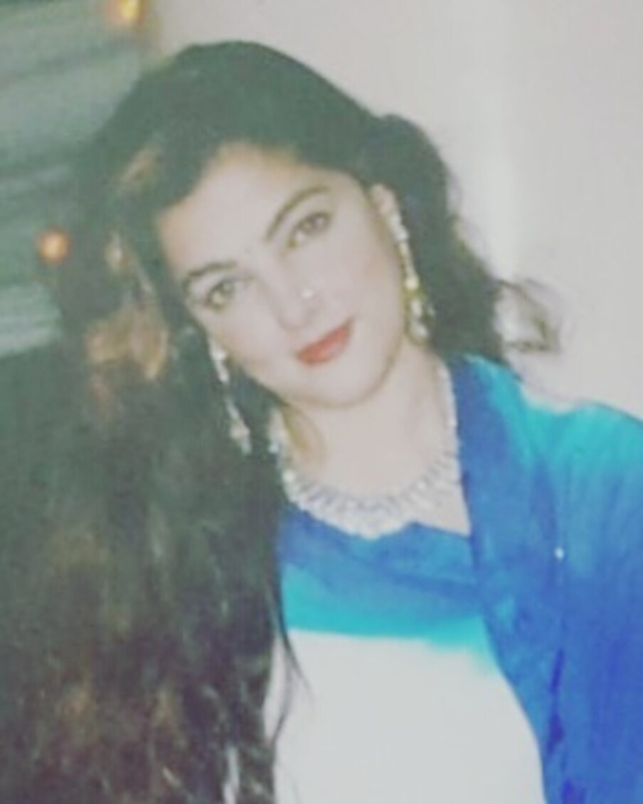  پچھلے سال نیوز پورٹل کوئی موئی نے اے بی پی نیوز کے ساتھ ہوئی ممتا بنرجی کی بات چیت کو شائع کیا تھا ، جس میں اداکارہ نے کہا تھا کہ انہیں 2010 میں 'گیان' کا حصول ہوا تھا اور تب سے انہوں نے خود کو روحانیت میں ڈبولیا ۔ تصویر: Instagram @mamtakulkarni201972_official
