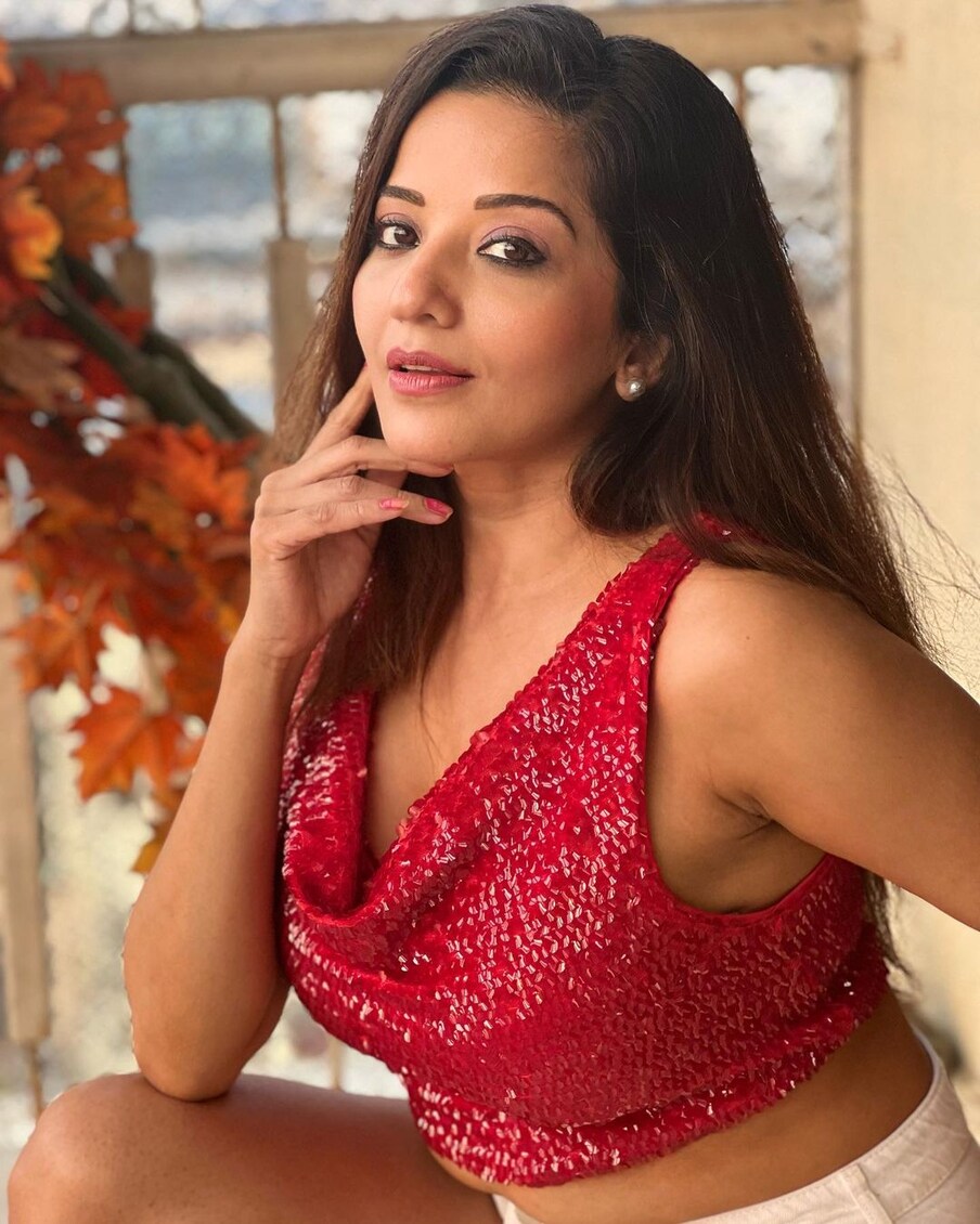  مونالیسا نے ریڈ آوٹ فٹ میں تازہ تصاویر شیئر کی ہیں ۔ انہوں نے لال کلر کا شمری ٹاپ اور وہائٹ کلر کی چھوٹی سی ٹائٹ پینٹ پہن رکھی ہے ۔ (تصویر کریڈٹ: Instagram/aslimonalisa)