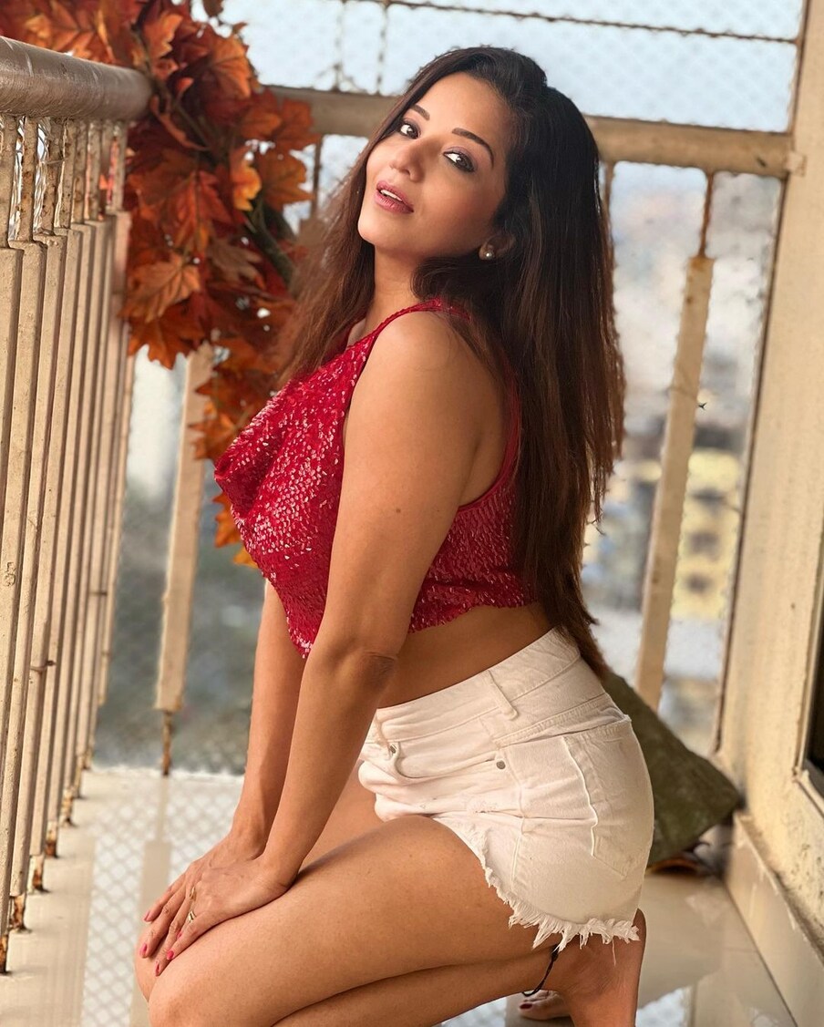  تصاویر میں مونالیسا نے کم از کم میک اپ کیا ہوا ہے اور بالوں کو کھلا چھوڑ رکھا ہے ۔ (تصویر کریڈٹ: Instagram/aslimonalisa)