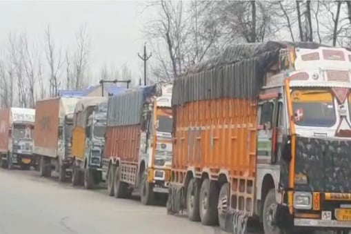 جموں ۔ سرینگر قومی شاہراہ پر چٹانیں کھسکنے کے واقعات، مسافروں کو مشکلات کا سامنا