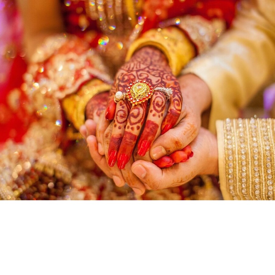  جے پور۔ ہمارے معاشرے میں بھلے ہی بین ذات شادی (Inter Caste Marriage) کی مخالفت ہو تی ہو لیکن حکومتیں سماجی ہم آہنگی (Social harmony) کو برقرار رکھنے اور اچھوت کو روکنے کے لیے کام کر رہی ہیں۔ اس پہر میں راجستھان میں بین ذات شادی پر مراعات کی رقم بڑھا کر 10 لاکھ روپے کر دی گئی ہے۔ پہلے یہ رقم 5 لاکھ روپے تھی۔,[object Object],علامتی تصویر