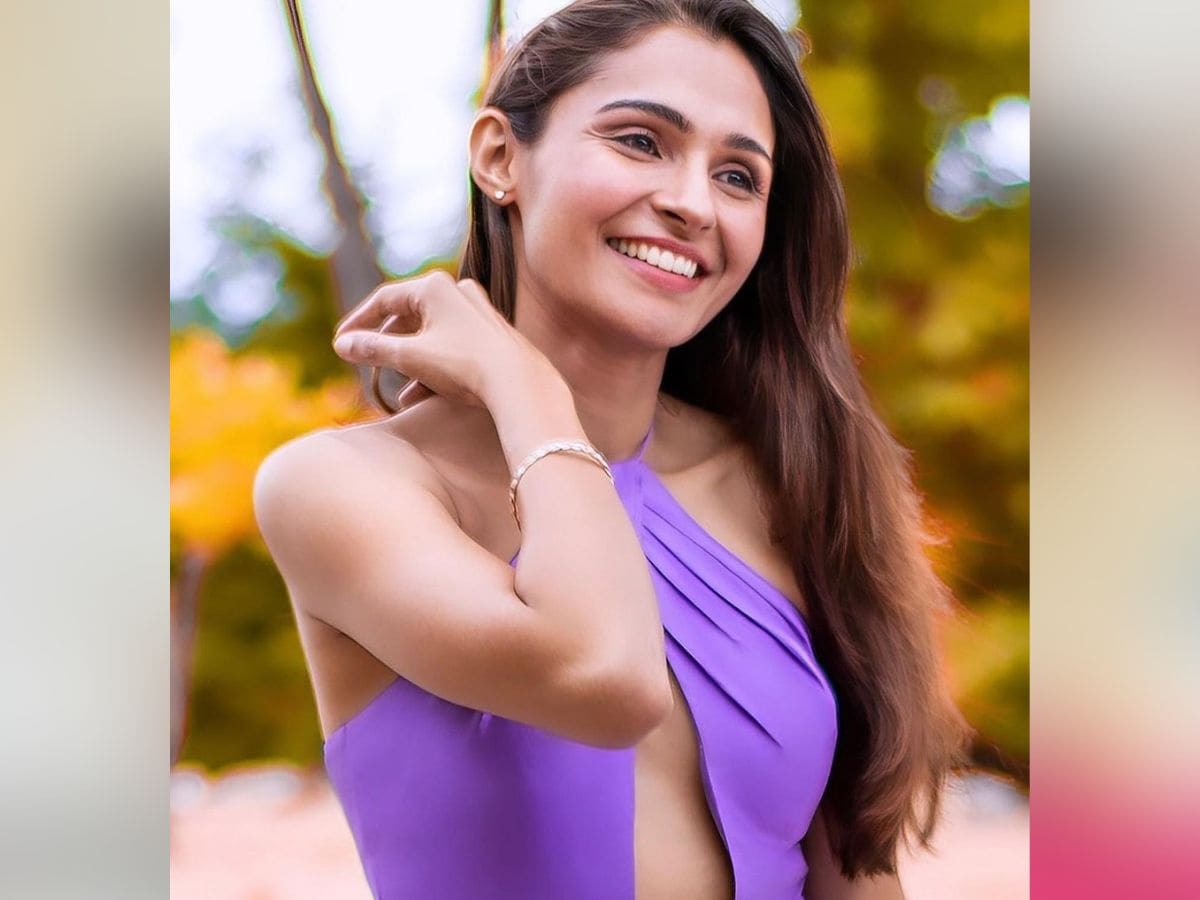 ٹاپ لیس ہوکر سفید چادر لپیٹ کر اداکارہ نے کرایا فوٹوشوٹ، کہا۔ خاتون