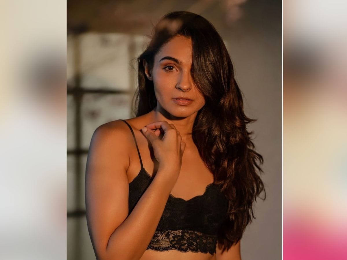 ٹاپ لیس ہوکر سفید چادر لپیٹ کر اداکارہ نے کرایا فوٹوشوٹ، کہا۔ خاتون