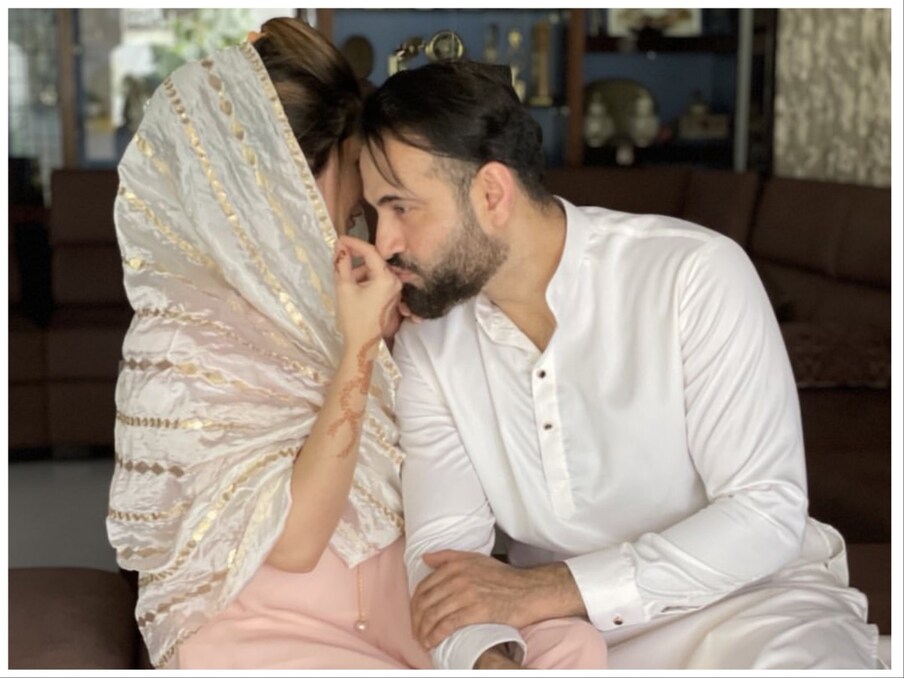  ہندوستانی کرکٹ ٹیم کے سابق آل راؤنڈر عرفان پٹھان نے اپنی اہلیہ صفا بیگ کے ساتھ ایک تصویر شیئر کی ہے۔ اس تصویر میں صفا ماسک کے بغیر نظر آرہی ہے۔ حالانکہ صفا کا صرف آدھا ہی چہرہ دکھائی دے رہا ہے کیونکہ وہ آدھی عرفان کے پیچھے چھپی ہوئی ہیں۔ عرفان پٹھان کی نئی تصویر پر مداح شدید تبصرے کر رہے ہیں اور انہیں بیوی کا نقاب ہٹانے پر ٹرول بھی کر رہے ہیں۔ (عرفان پٹھان/انسٹاگرام)
