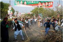 عمران خان کے گھر پہنچے لاہور پولیس کے 400 جوان، دہشت گردوں کو پکڑنے کے لیے لیں گے تلاشی