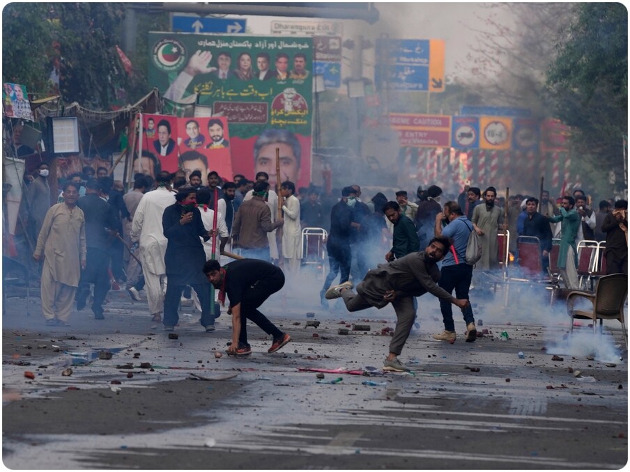  لاہور میں عمران خان کی زمان پارک رہائش گاہ کے باہر پولیس کی طویل کارروائی کے باوجود پی ٹی آئی کارکنوں کی شدید مزاحمت پر پولیس انہیں گرفتار نہ کر سکی۔ پرتشدد جھڑپوں میں پی ٹی آئی کے سیکڑوں کارکنان اور پولیس اہلکار زخمی ہوئے۔