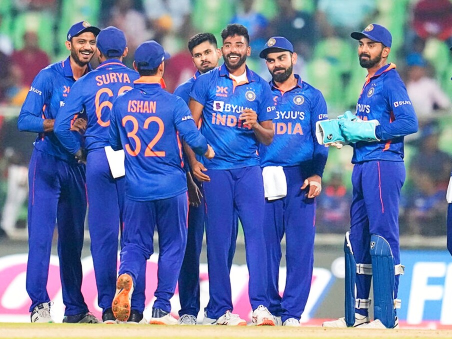  2022-23 کی بات کریں تو 26 کھلاڑیوں کو کل 82 کروڑ روپے دیے جائیں گے۔ 2021-22 میں 27 کھلاڑیوں کو 79 کروڑ، 2020-21 میں 28 کھلاڑیوں کو 96 کروڑ، 20-2019 میں 27 کھلاڑیوں کو 99 کروڑ اور 2018-19 میں 25 کھلاڑیوں کو 95 کروڑ روپے دیے گئے۔ یعنی 5 سالوں میں بی سی سی آئی نے سینٹرل کنٹریکٹ کے تحت کل 451 کروڑ روپے دیئے۔ (اے پی)