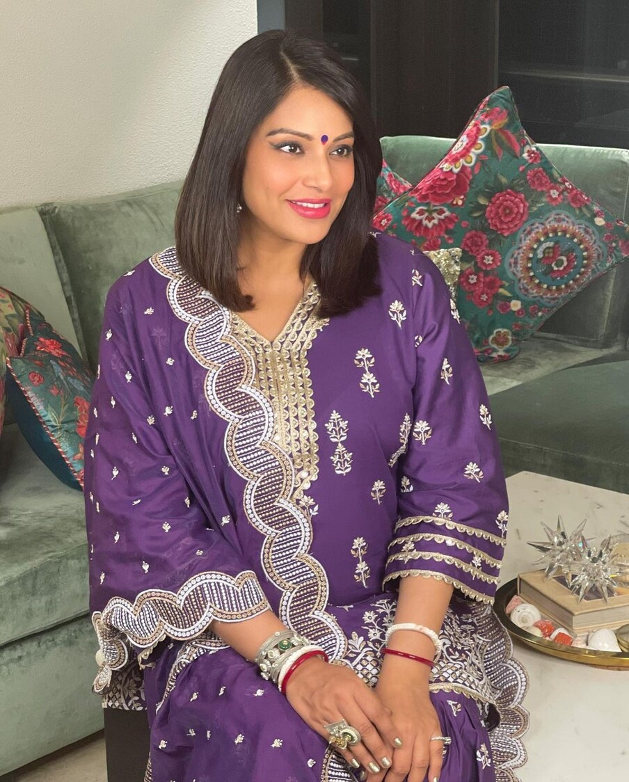  انہوں نے بتایا تھا کہ ایک سین تھا، جس میں مجھے جنگل کے بیچوں بیچ نائٹی پہن کر کسی آواز کے پیچھے بھاگنا پڑا۔ وہ سین انتہائی خوفناک تھا اور مجھے حقیقی اداکاری کرنی تھی۔ تصویر: bipashabasu/Instagram
