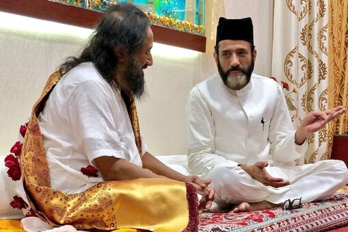 تصویر بشکریہ ٹوئٹر: @SriSri