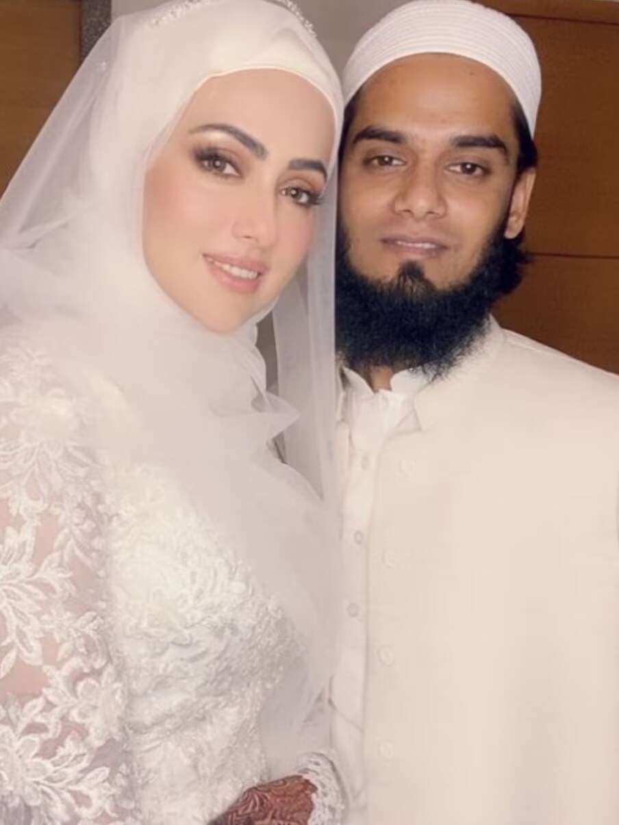  آپ کو بتادیں کہ ثنا خان نے 20 نومبر 2020 کو مفتی انس سید سے خفیہ طور پر شادی کی تھی۔ اداکارہ نے بعد میں اپنی شادی کی خوشخبری سوشل میڈیا کے ذریعے مداحوں کے ساتھ شیئر کی تھی۔