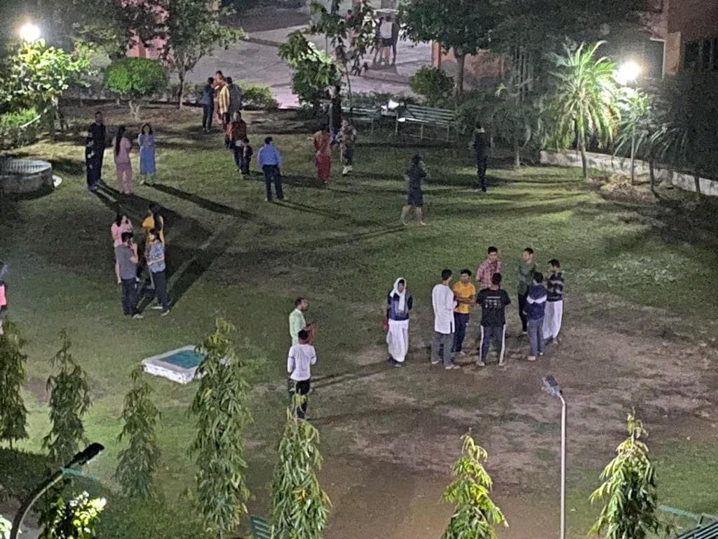 تصویریں نوئیڈا کی ہے، جس میں دیکھا جاسکتا ہے کہ لوگ گھروں سے نکل کر پارک میں آگئے۔ زلزلہ اتنا شدید تھا کہ لوگ خوفزدہ ہو گئے۔