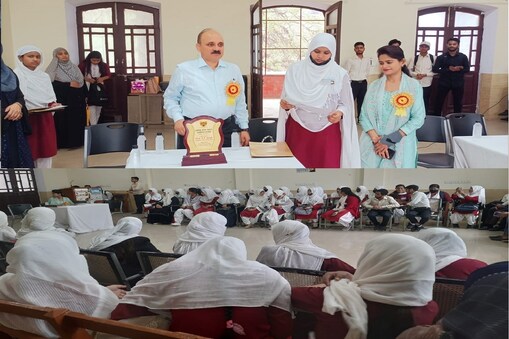 سینٹ جانس کالج جس کی اردو زبان اور شعر ادب کے فروغ میں ایک تاریخ رہی ہے اس کالج میں بیت بازی کا فن اب بھی نہ صرف روایت کا حصہ ہے بلکہ اس فن کو نئی نسل تک پہنچانے کے لئے مسابقہ بیت بازی کا انعقاد کیاجاتا ہے۔
