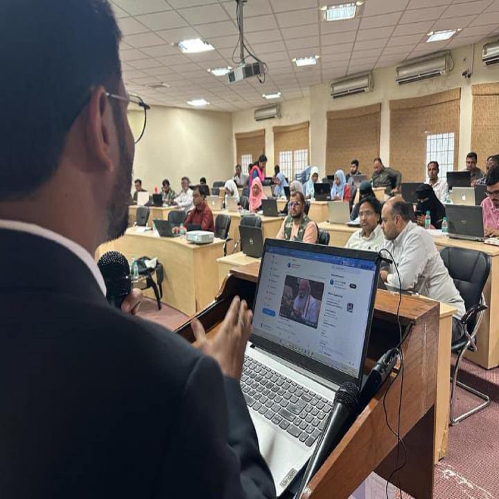 مولانا آزاد نیشنل اردو یونیورسٹی (MANUU) کی طالبات بھی کورس میں شامل ہیں۔