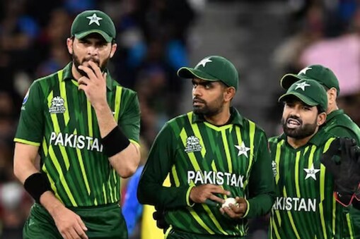 بابر اعظم نے لائیو میچ میں سائمن ڈول اور عامر سہیل کے درمیان کرادی 'جنگ'، پاکستان کی ہوئی فضیحت، دیکھئے ویڈیو (AFP)