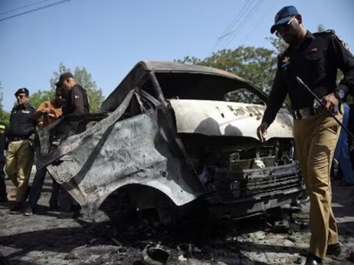 ذرائع کے مطابق زخمیوں کو علاج کے لیے سبی سول اسپتال لے جایا گیا ہے۔ بتایا گیا کہ پولیس اہلکاروں کو سبی سے کوئٹہ لے جانے والی وین کو بولن کے علاقے لنڈی کھوسہ کے قریب دھماکہ خیز مواد سے نشانہ بنایا گیا۔