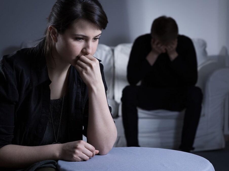  بیوی پر جاسوسی کا الزام,[object Object],خاتون نے اپنے شوہر پر الزام لگایا ہے کہ اس نے ایک پرائیویٹ جاسوس کی خدمات حاصل کی تھیں اور وہ اس کی پیروی کرتا تھا۔ خاتون کا کہنا ہے کہ شوہر نے اس کی حرکت کو پکڑنے کے لیے ایس ایل آر کیمرہ بھی خریدا تھا۔ یہی نہیں، شوہر نے کچھ مبینہ ثبوتوں کے ساتھ اس کو دھمکی بھی دی تھی۔