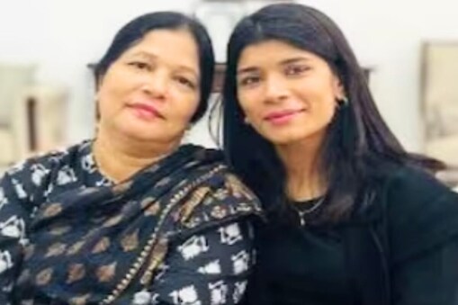 موجودہ عالمی چیمپئن بھارتی خاتون باکسر نکھت زرین اپنی ماں کے ساتھ