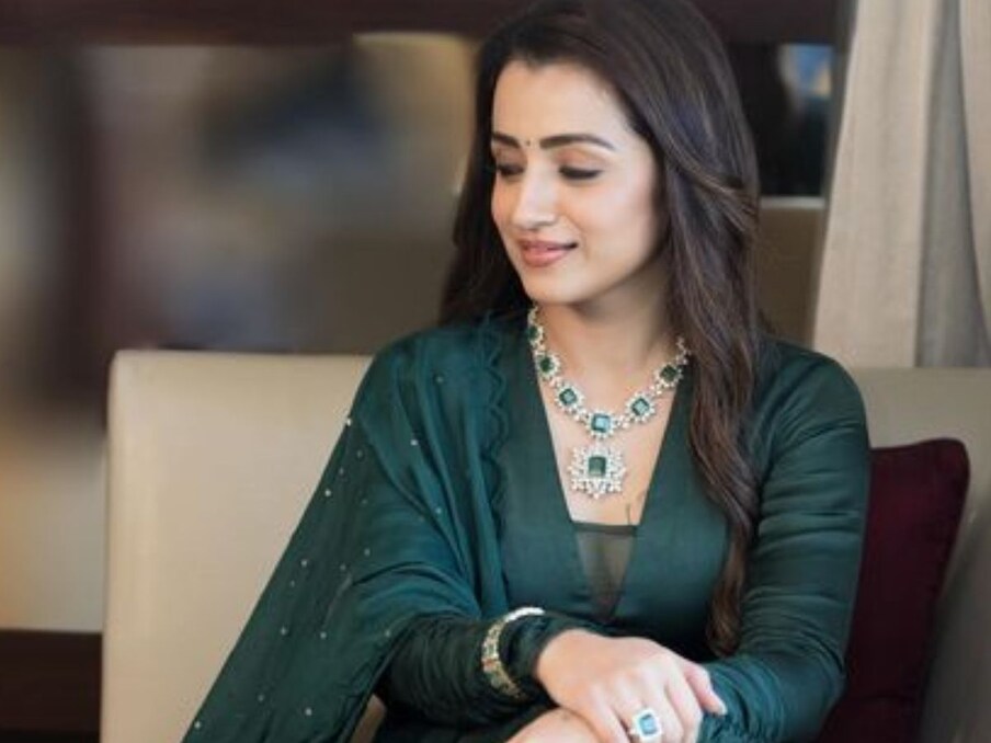 Actually, here we are talking about the famous actress of south film industry, Trisha Krishnan, who is in the headlines these days for PS2. She is mainly seen in Tamil and Telugu films. She is 39 years old, but she is not married yet.