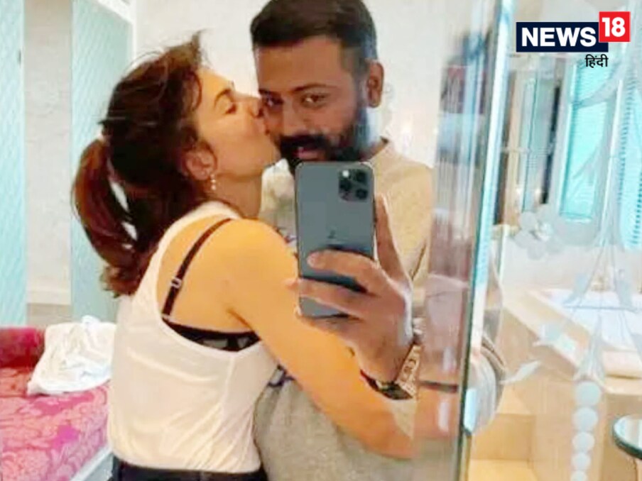  کیا آپ کو معلوم ہے کہ آپ کتنی خوبصورت ہو میری بے بی ، اس دنیا میں تم سے خوبصورت کوئی نہیں ہے ۔ میری بنی ریبٹ، آئی لو یو میری بے بی ، تم اور میں ہمیشہ کیلئے ایک ساتھ آنے کیلئے بنے ہیں ۔ میری فار ایور ، سکیش نے خط میں لکھا ہے کہ بے بی یہ مرحلہ اچھے کیلئے ختم ہونے والا ہے اور سبھی دیکھنے والے ہیں ، میں آپ سے دنیا سے وعدہ کرتا ہوں، خواہ جو ہوجائے ۔