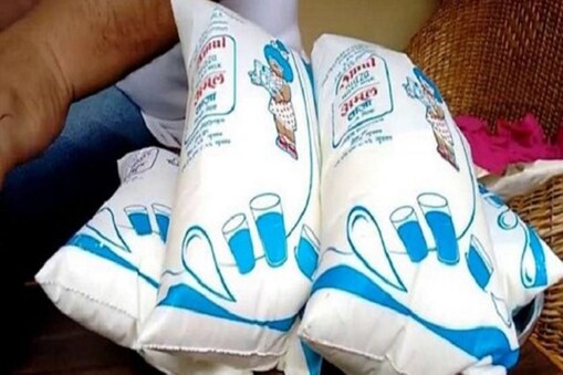 Amul Milk Price Hike: امول نے دیا بڑا جھٹکا، دو روپے بڑھائے دودھ کے دام، اب اتنی ہوئی قیمت ۔ علامتی تصویر ۔ 