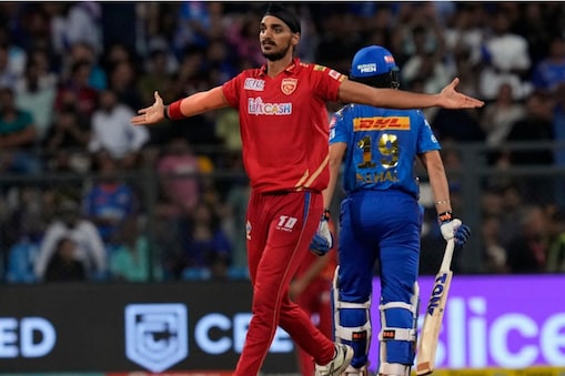 IPL 2023: پنجاب نے ممبئی کو اس کے گھر میں دی پٹخنی، سوریہ اور گرین کی نصف سنچری رائیگاں، ارشدیپ چھائے (AP)