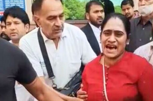 وکیل کے لباس میں آئے شوہر نے خاتون کو ماری گولی