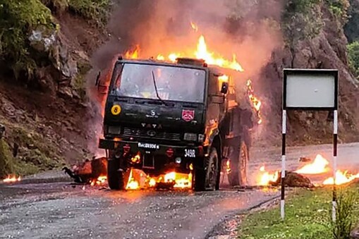 دہشت گردوں کو پناہ دینے کے الزام میں 6 مقامی افراد کو گرفتار کر لیا گیا ہے۔ ان دہشت گردوں نے پاکستان سے ڈرون کے ذریعے لائے گئے دھماکہ خیز مواد اور ہتھیاروں کا استعمال کرتے ہوئے حملہ کیا تھا۔ 