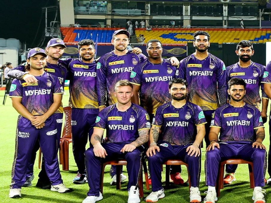  کولکاتہ نائٹ رائیڈرز کے لیے ایک سال میں کچھ نہیں بدلا۔ کے کے آر، جو آئی پی ایل 2022 میں ساتویں نمبر پر رہا، اس سیزن میں بھی اسی نمبر پر رہا۔ پچھلے سال کی طرح اس بار بھی 14 میں سے صرف 6 میچ جیتے اور 8 گنوائے۔ یعنی گزشتہ سال جہاں ٹیم تھی، اس سال بھی وہیں رہی۔ نہ کوچ کے بدلنے کا فائدہ ہوا اور نہ ہی نیا کپتان ٹیم کی قسمت بدل سکا۔ صرف ایک کھلاڑی رنکو سنگھ کے نام کم شور تھا۔ جنہوں نے اکیلے ہی کئی ہارے ہوئے میچوں میں ٹیم کو جیت دلائی۔ (Kolkata Knight Riders Instagram)
