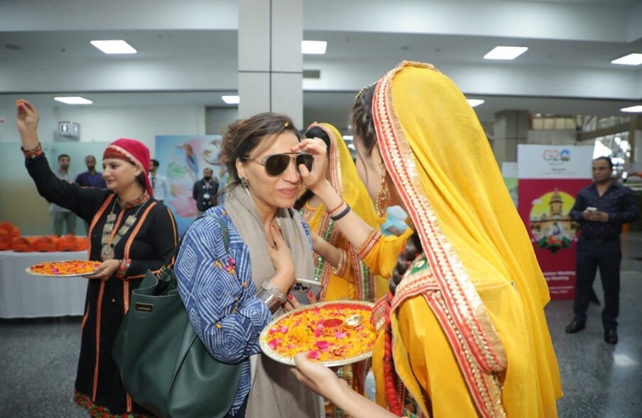  وفود کے استقبال کے لیے دیواروں اور ہورڈنگز کو پینٹ کیا گیا ہے۔ پروگرام کے انعقاد کو یقینی بنانے کے لیے سکیورٹی کے سخت انتظامات کیے گئے ہیں تاکہ کسی ناخوشگوار واقعے کے بغیر انعقاد کیا جاسکے۔