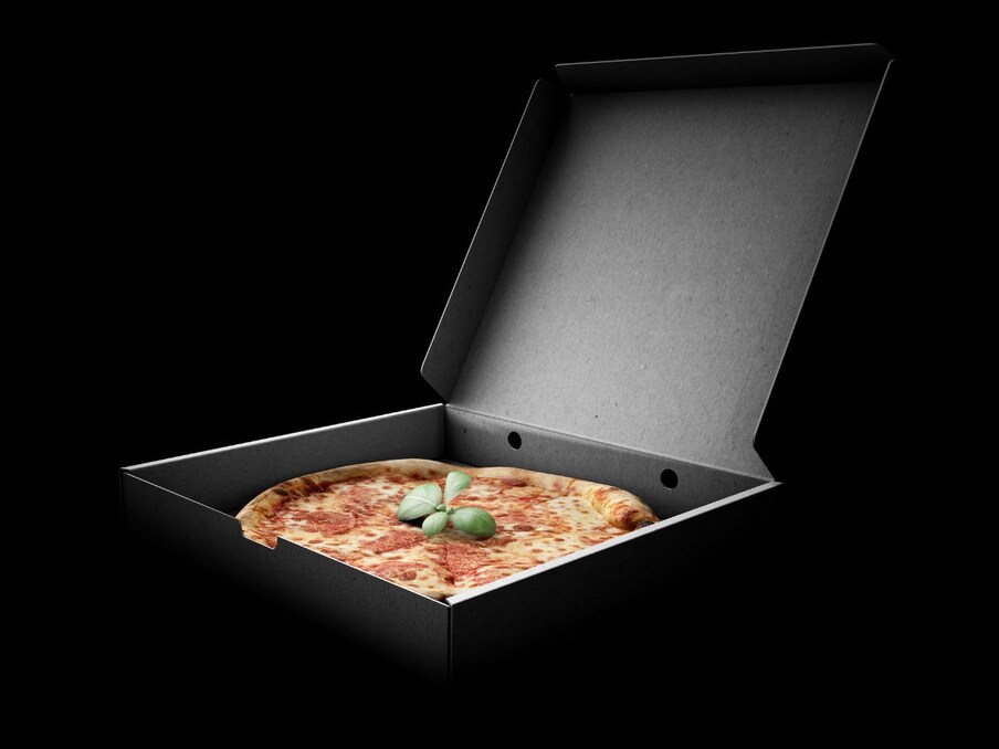 پزا - سال 2016 میں، ایک شخص سکیورٹی چیک ان سے پزا کا ایک ڈبہ لینے میں کامیاب ہوا۔ وہ اپنے ساتھ پورا پزا لایا تھا۔ (تصویر: کینوا)