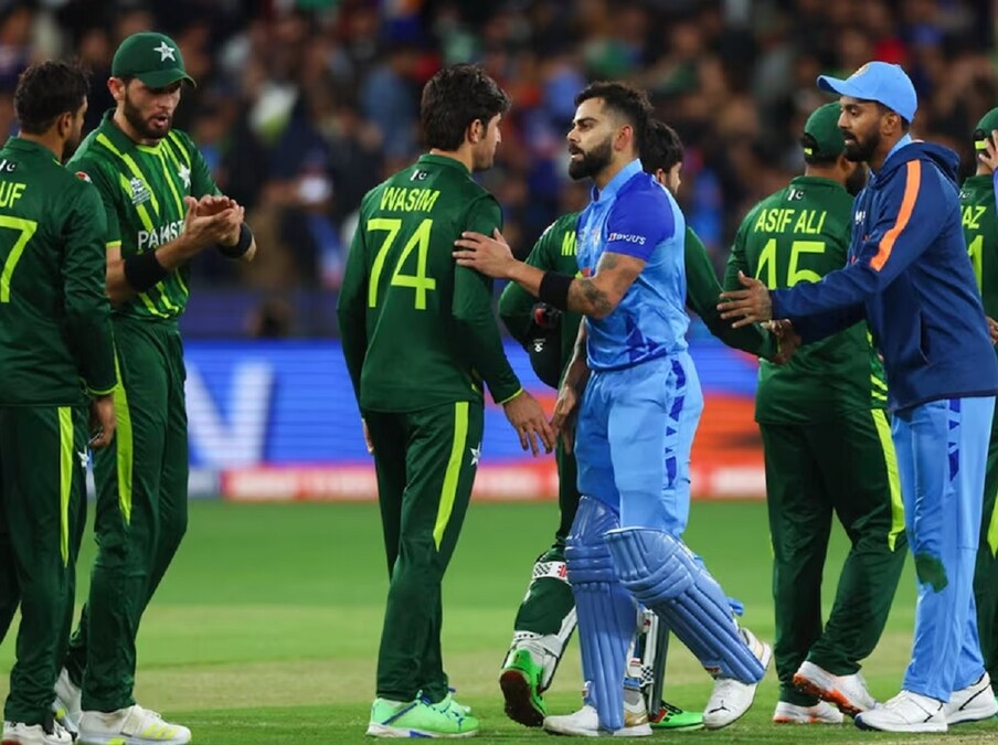  پاکستان پہلے ہی واضح کرچکا ہے کہ اگر ایشا کپ صرف نیوٹرل وینیو پر ہوتا ہے تو وہ ٹورنامنٹ میں نہیں اترے گا ۔ نجم سیٹھی شروعاتی چار میچز پاکستان میں کرانا چاہتے ہیں ۔ اس کیلئے لاہور کے قذافی اسٹیڈیم کو منتخب کیا گیا ہے ۔ پچھلے ایشیا کپ کی بات کریں تو میچز یو اے ای میں ہی ہوئے تھے۔ ٹیم انڈیا کی کارکردگی کچھ خاص نہیں رہی تھی ۔ ٹیم فائنل میں بھی جگہ نہیں بنا سکی تھی ۔ سری لنکا نے پاکستان کو ہراکر خطاب پر قبضہ کیا تھا ۔ (AP)