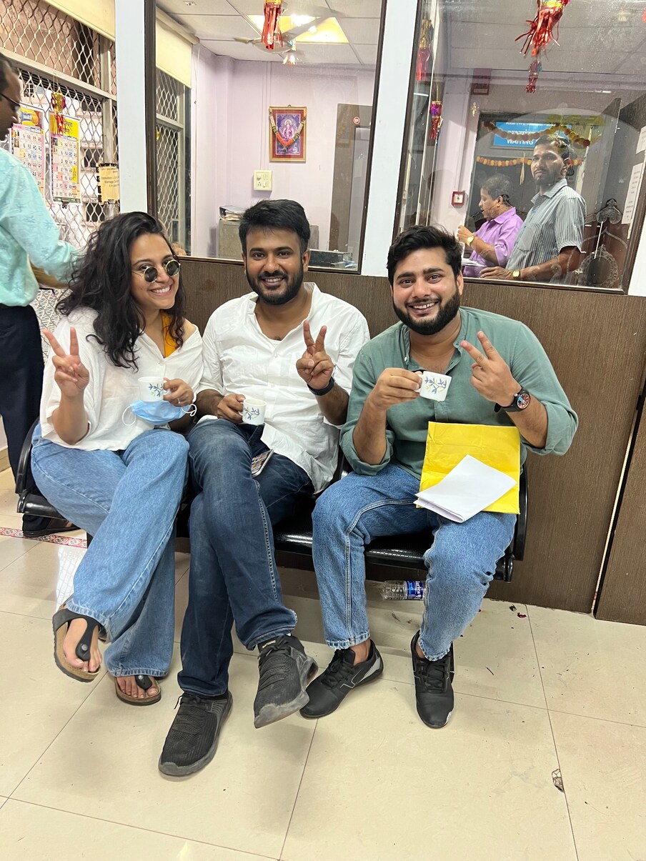  سوارا بھاسکر نے انسٹاگرام اور ٹوئٹر پر کچھ تصاویر شیئر کی ہیں۔ ان تصاویر میں اداکارہ نے اپنے شوہر کی اصلی بیوی کو سالگرہ کی مبارکباد دی ہے۔ اداکارہ کی جانب سے شیئر کی گئی ان تصاویر میں فہد کی پہلی بیوی یعنی ان کے خاص دوست اریش قمر نظر آرہے ہیں۔ تصویر بشکریہ- @ReallySwara/twitter