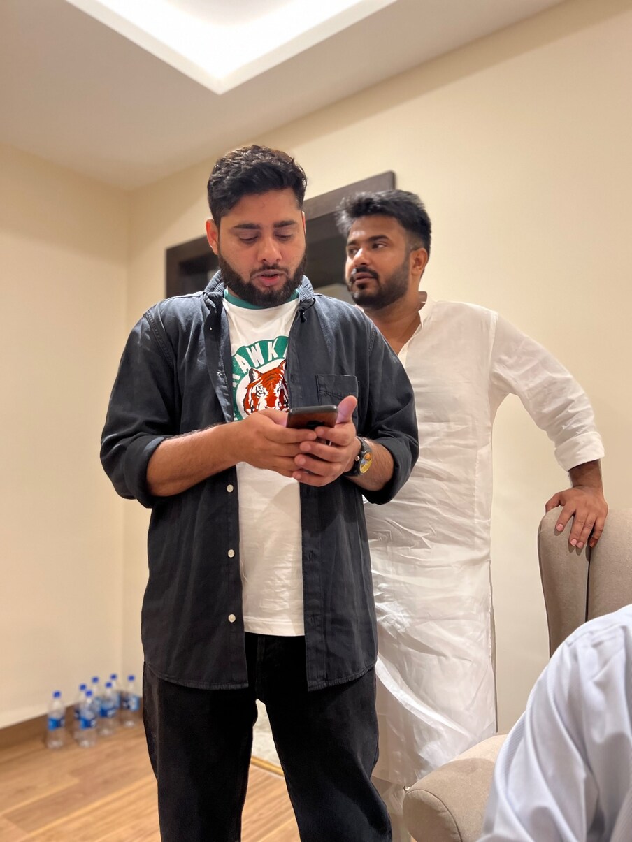 اداکارہ نے تصاویر شیئر کرتے ہوئے ایک بہت ہی مزاحیہ کیپشن لکھا ہے۔ انہوں نے لکھا- 'ہمارے دوست، کامریڈ اور فہد کے اصل جیون ساتھی اریش قمر کو سالگرہ مبارک ہو۔ ہمیشہ ہمارا ساتھ دینے اور شروع سے ساتھ رہنے کے لیے، اس بات کو یقینی بنانے کے لیے کہ ہمارے عدالتی کاغذات وقت پر جمع کرائے گئے، ہمارے تعلقات کی گواہی دینے اور اب تک کے سب سے اچھا 'سوتن' ہونے کے لیے آپ کا شکریہ۔ تصویر بشکریہ- @ReallySwara/twitter