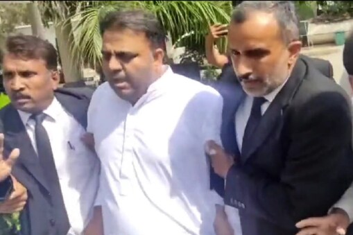 اسلام آباد ہائی کورٹ کے باہر کھڑی تھی پولیس، دیکھتے ہی بھاگ پڑے فواد چودھری، دیکھئے ویڈیو ۔ تصویر : Video Grab