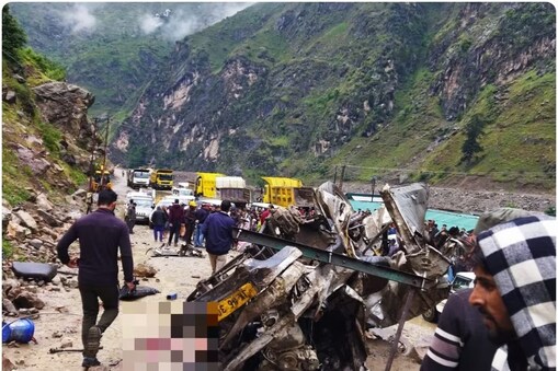  حکام نے بتایا کہ یہ حادثہ صبح تقریباً 8.35 بجے ڈچن علاقے میں ڈانگ ڈورو پاور پروجیکٹ سائٹ کے قریب پیش آیا۔ انہوں نے کہا کہ ریسکیو آپریشن جاری ہے اور واقعے سے متعلق تفصیلی معلومات کا انتظار ہے۔