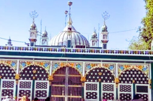 ہندو لڑکی کو درگاہ میں نماز پڑھنے کی عدالت نے دی اجازت