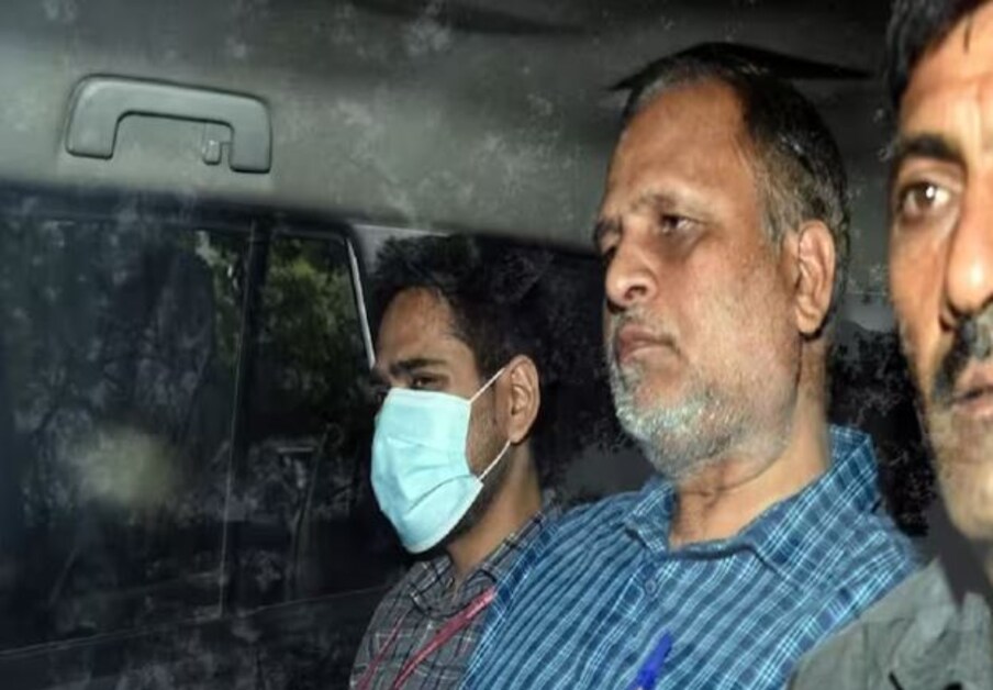  ستیندر جین کو انفورسمنٹ ڈائریکٹوریٹ نے منی لانڈرنگ کے الزام میں گرفتار کیا تھا۔ تب سے وہ تہاڑ جیل میں بند ہیں۔ متعدد بار ضمانت کی عرضی دائر کرنے کے بعد بھی انہیں ضمانت نہیں مل سکی۔ ای ڈی نے ان کی ضمانت کی مخالفت کی تھی۔ کہا گیا کہ جین کا پہلے ایمس یا آر ایم ایل کے ڈاکٹروں کے بورڈ سے معائنہ کرایا جائے۔ ان کی خراب صحت کے دعوے پر شک ہے۔ اس سے قبل بھی اسی بنیاد پر ضمانت کی کوشش کی گئی تھی۔ (فوٹو-نیوز 18)