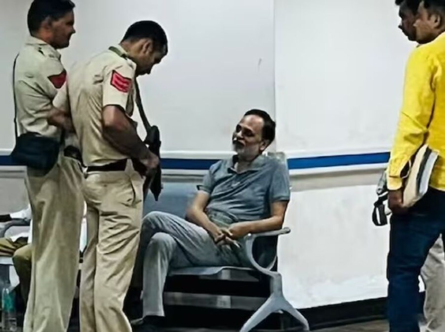  ستیندر جین نے تہاڑ جیل میں قید ہونے کے بعد کھانا پینا چھوڑ دیا تھا۔ وہ مندر جائے بغیر کھانا نہیں کھاتے تھے۔ اس کی وجہ سے گزشتہ 1 سال میں ستیندر جین کا وزن 35 کلو کم ہو گیا تھا۔ ان کی ریڑھ کی ہڈی میں چوٹ تھی جس کے لیے سرجری کروانی پڑی تھی۔ ستیندر جین بھی تہاڑ جیل کے باتھ روم میں گر گئے تھے۔ جمعرات کو انہیں دہلی حکومت کے ایل این جے پی اسپتال میں داخل کرایا گیا تھا۔ ان کی حالت انتہائی خراب بتائی جاتی ہے۔ کھانا نہ کھانے کی وجہ سے وہ بہت کمزور ہو گئے ہیں۔ (فوٹو-نیوز 18)