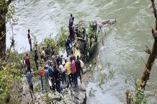یہ حادثہ دریائے مروہ کے قریب پیش آیا ہے، جس میں ایک فوجی جوان شہید اور دو پائلٹ شدید زخمی ہوگئے۔ خراب موسم کی وجہ سے علاقے میں مواصلاتی خدمات کام نہیں کر رہی ہیں۔