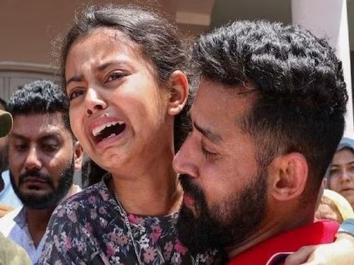  ’’آپ اٹھ کیوں نہیں رہے؟ بابا مجھے کچھ نہیں چاہیے۔ واپس آ جاؤ۔ پونا کے والد پیرا ٹوپر نیلم سنگھ ہفتے کے روز اس کے سامنے ایک تابوت میں رکھے ہوئے تھے۔ پاس ہی کھڑی پونا کی ماں وندنا مسلسل اپنے شوہر کے بے جان چہرے کو دیکھ رہی تھی۔