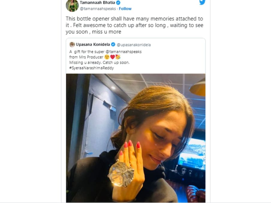 اپاسنا نے 2019 میں اس ڈائمنڈ انگوٹھی کے ساتھ تمنا بھاٹیہ کی تصویر شیئر کی تھی۔ اس کے ساتھ ہی انہوں نے کیپشن میں لکھا تھا : مسیز پروڈیوسر کی جانب سے سپر تمنا بھاٹیہ کیلئے تحفہ، ابھی سے آپ کو مس کررہی ہوں، جلد ہی ملیں گے۔ وہیں تمنا نے اس تصویر کو ری شیئر کرتے ہوئے شکریہ ادا کیا تھا اور لکھا تھا: اس بوتل اوپنر سے بہت سی یادیں جڑی ہوں گی، اتنے طویل عرصہ بعد مل کر بہت اچھا لگا، آپ سے جلد ملنے کا انتظار رہے گا، آپ کی بہت یاد آتی ہے ۔