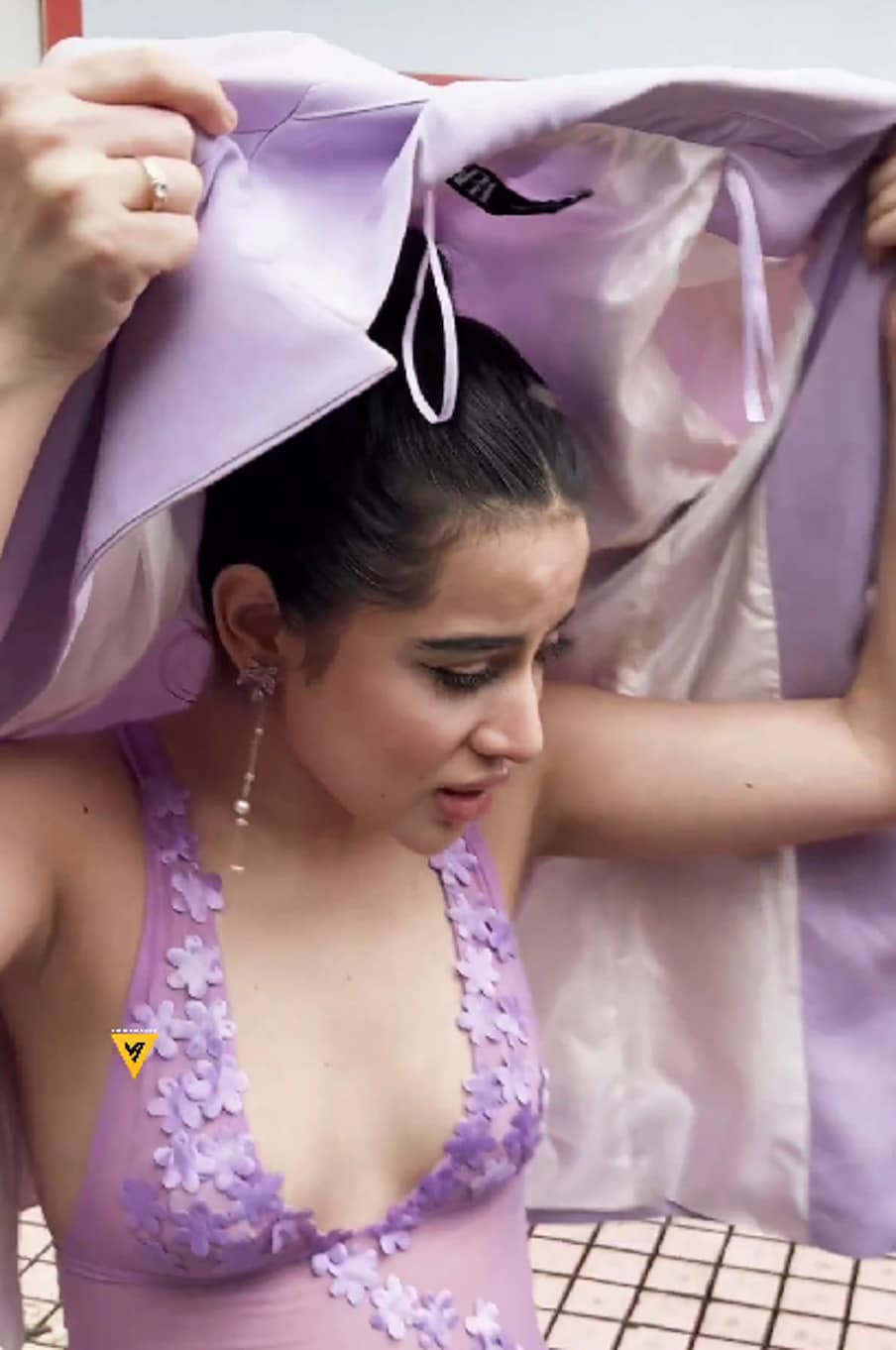  حال ہی میں عرفی جاوید ممبئی کے اندھیری میں نظر آئی تھیں ۔ حالانکہ اس مرتبہ عرفی کسی بھی عجیب و غریب ڈریس میں نہیں تھیں، لیکن اس ڈریس میں بھی عرفی کا اپنا ہی رنگ نظر آرہا تھا ۔ (Photo: @viralbhayani/Instagram)