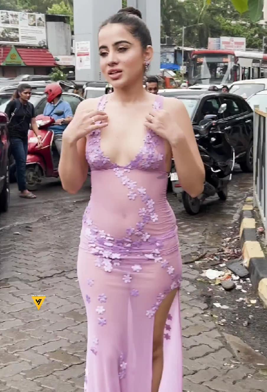  عرفی کے فیشن سینس کو سوشل میڈیا پر کافی ٹرول بھی کیا جاتا ہے، لیکن اداکارہ کا ماننا ہے کہ وہ اپنے فیشن سے پیسہ کما رہی ہیں تو انہیں نہیں چھوڑیں گی ۔ (Photo: @viralbhayani/Instagram)