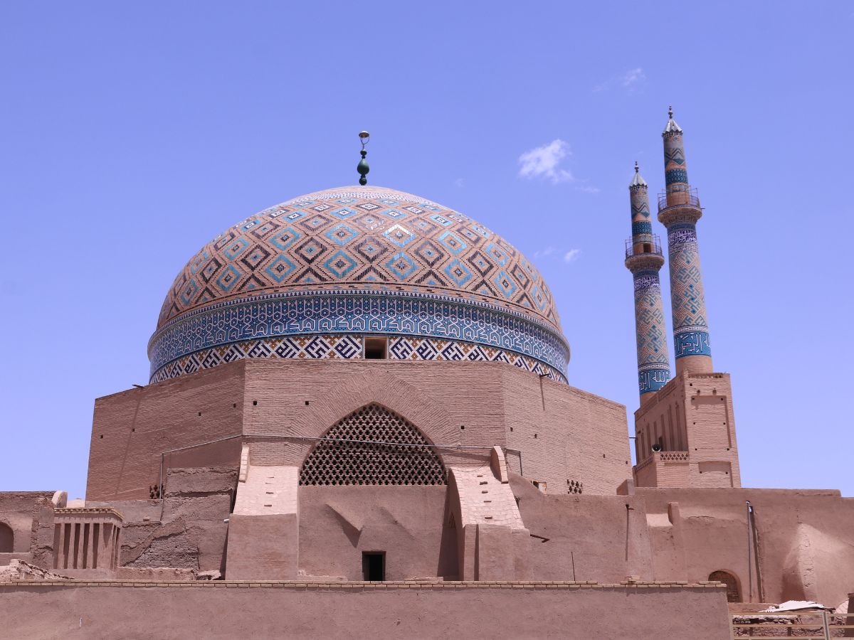 ملک کا سب سے بڑا مینار: یزد کی جامع مسجد بھی قابل دید ہے۔ یہاں 14ویں صدی میں ایک جامع مسجد بنائی گئی تھی۔ اس کے مینار کو ملک کا سب سے بڑا مینار سمجھا جاتا ہے۔ اس کی خوبصورتی ایرانی اسلامی فن تعمیر کا ایک خوبصورت نمونہ ہے۔ (Image- Canva)