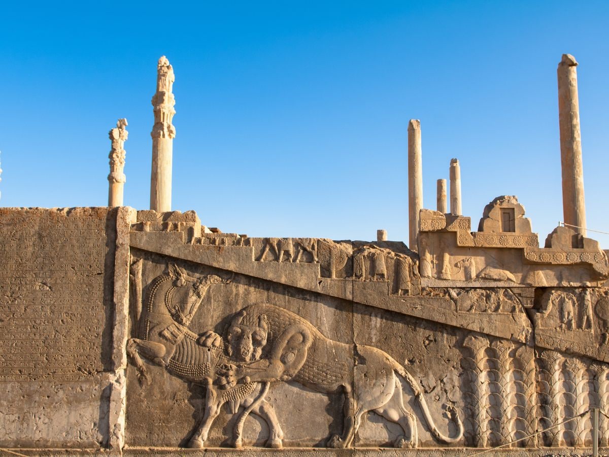 Persepolis: Persepolis شہر شیراز سے 70 کلومیٹر شمال مشرق میں واقع ہے، جو جدید ایران کے صوبہ فارس کا ایک شہر ہے۔ یہ اپنی خوبصورتی سے سیاحوں کو مسحور کرتا ہے۔  (Image- Canva)