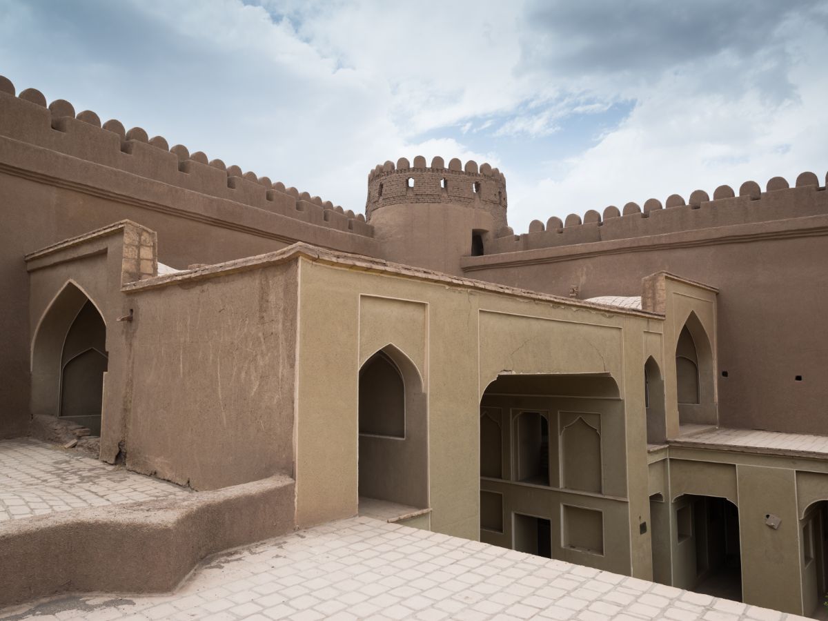 ارز بام قلعہ: ایران میں واقع ارز بام قلعہ اپنی خوبصورتی کے لیے جانا جاتا ہے۔ دنیا میں خشک اینٹوں کے سب سے قدیم تعمیراتی کام کو یہاں دیکھا جا سکتا ہے۔ ارز بام قلعہ قدیم سلک روڈ کے مشرقی مغربی تجارتی راستے پر واقع تھا۔   (Image- Canva)