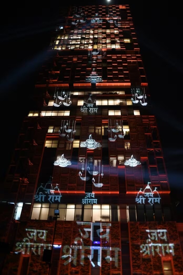 سب سے مہنگے گھر اینٹیلیا کے ایک ویڈیو میں احاطے کو روشنی اور لیمپ اور بھگوان رام کے نعروں سے سجا ہوا دکھایا گیا ہے۔